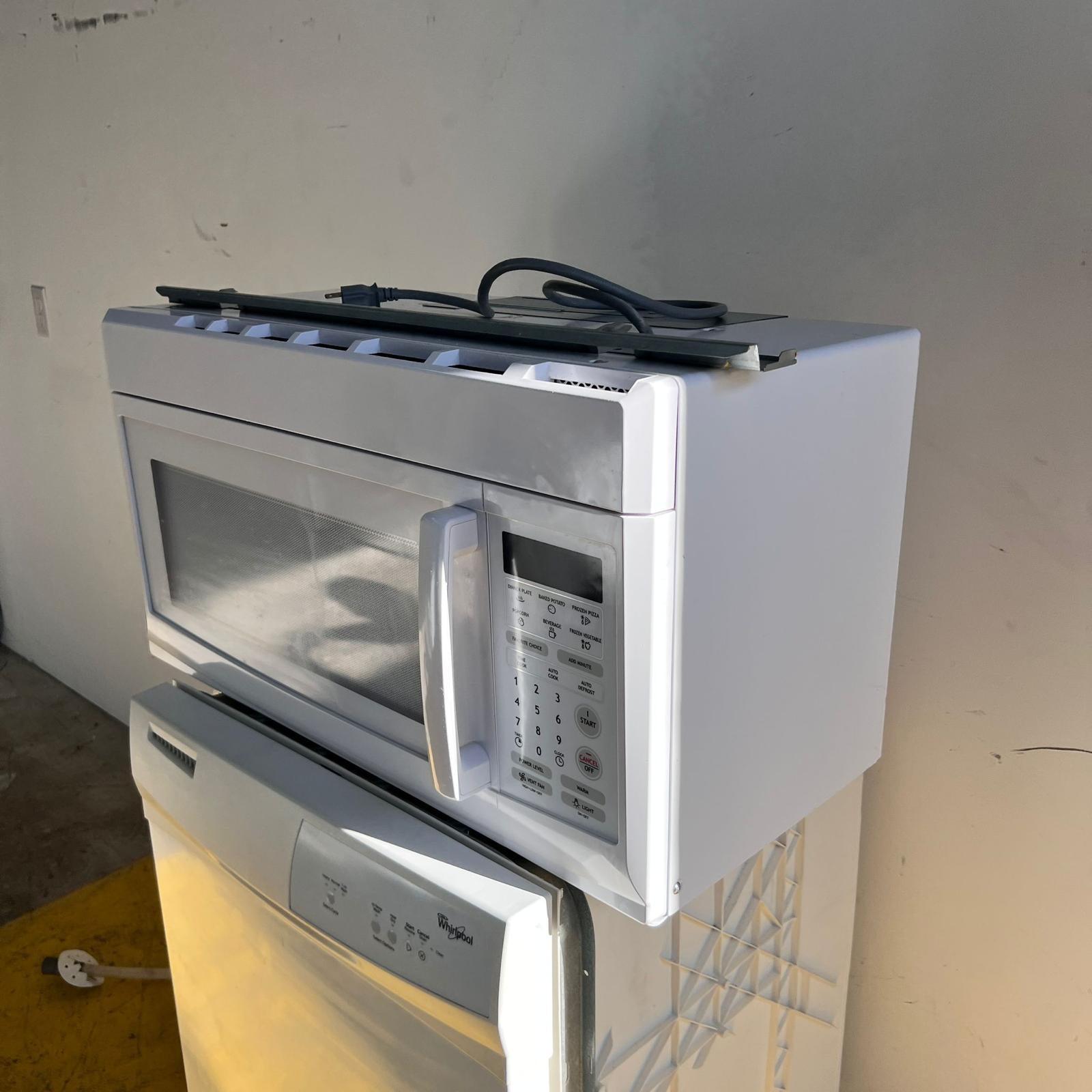 Magic Chef Over-the-Range Microwave Magic Chef Over-the-Range Microwave